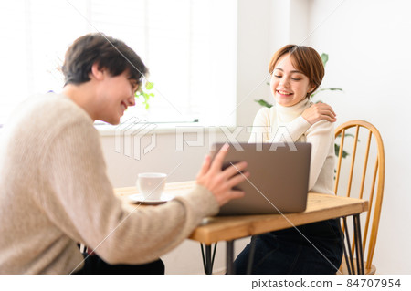 One scene at a cafe 84707954