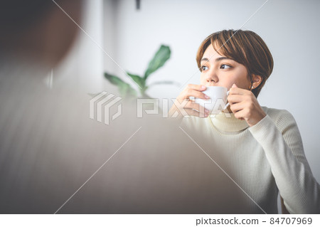 One scene at a cafe 84707969