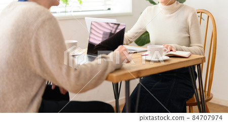 One scene at a cafe 84707974