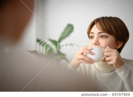 在咖啡館的一個場景 84707989