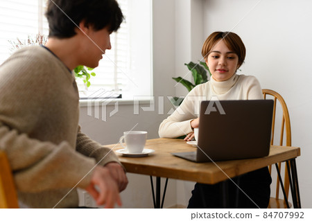 在咖啡館的一個場景 84707992