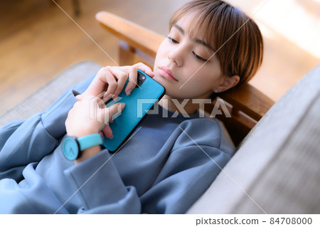 Smartphone and ladies 84708000