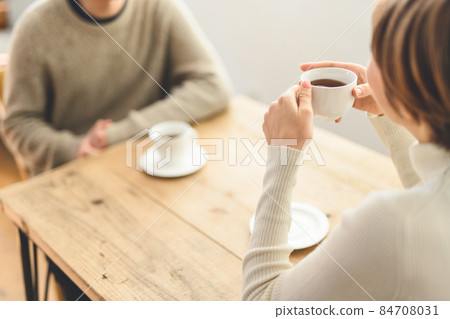 在咖啡館的一個場景 84708031