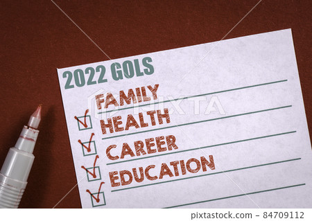 2022 Goals concept. Sticky note and pen on a red background 2022 Goals concept. Sticky note and pen on a red background 84709112