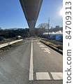 橋下的道路 84709313
