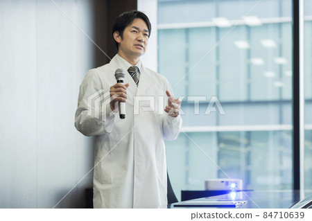 穿白大褂的男醫生與麥克風研究員交談 84710639
