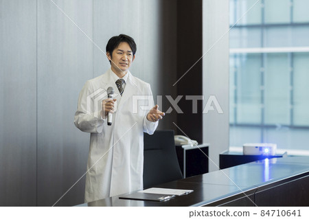 穿白大褂的男醫生與麥克風研究員交談 84710641