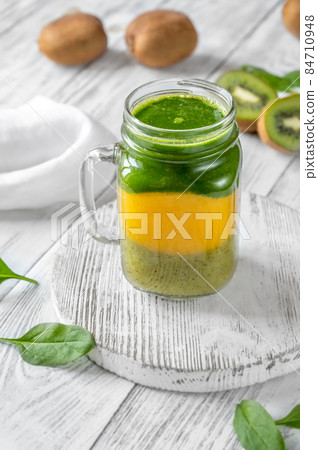 Kiwi, mango and spinach smoothie 84710948