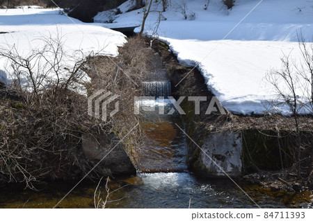 Snow melting scenery in heavy snowfall area Snow melting scenery in heavy snowfall area 84711393