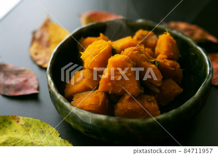 Autumn taste pumpkin Sweet and moist around the winter solstice Hokuhoku chestnut pumpkin simmered and great for Halloween 84711957