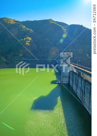 桐生川水壩、梅田湖、紅葉季節、秋景 84712069