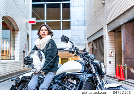 Business woman commuting by motorcycle Shibuya Business woman commuting by motorcycle Shibuya 84712108