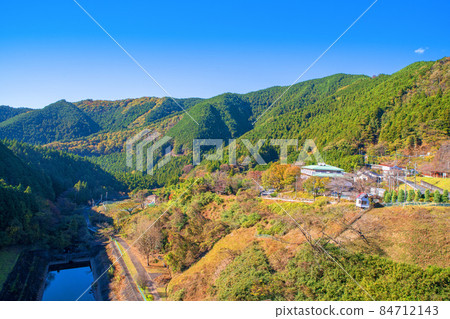 桐生川水壩從水壩的頂部到底部的景色 紅葉季節 秋天的景色 84712143