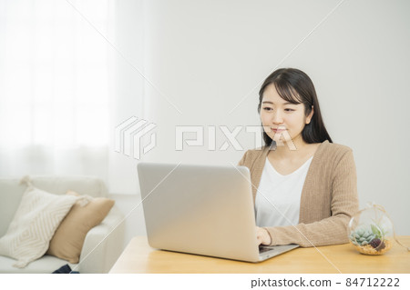 在家使用筆記本電腦的女人(微笑) 在家使用筆記本電腦的女人(微笑) 84712222