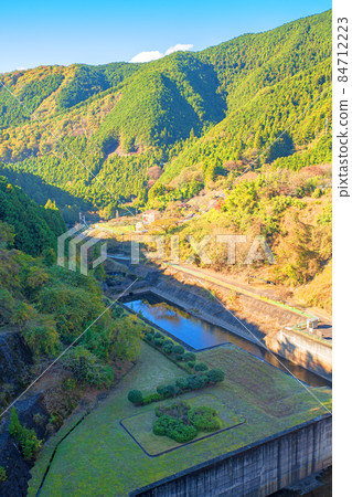 桐生川水壩從水壩的頂部到底部的景色 紅葉季節 秋天的景色 桐生川水壩從水壩的頂部到底部的景色 紅葉季節 秋天的景色 84712223