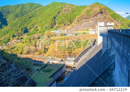 桐生川水壩從水壩的頂部到底部的景色 紅葉季節 秋天的景色 84712224