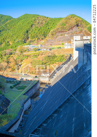 桐生川水壩從水壩的頂部到底部的景色 紅葉季節 秋天的景色 桐生川水壩從水壩的頂部到底部的景色 紅葉季節 秋天的景色 84712225