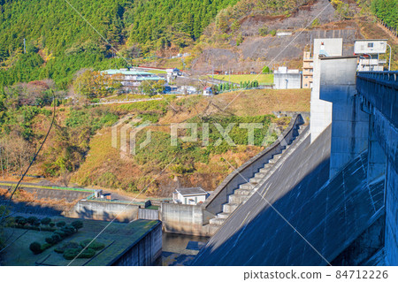 桐生川水壩從水壩的頂部到底部的景色 紅葉季節 秋天的景色 桐生川水壩從水壩的頂部到底部的景色 紅葉季節 秋天的景色 84712226