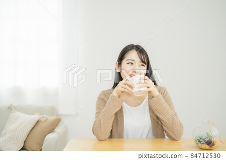 一個女人喝熱飲料 84712530