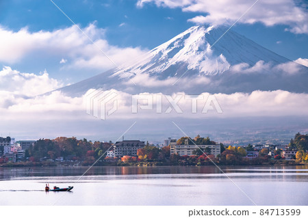 《山梨縣》富士山湖畔景色 84713599