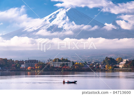 《山梨縣》富士山湖畔景色 84713600