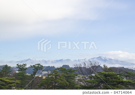 從秋田市眺望太平山等雪山 照片素材 圖片 圖庫