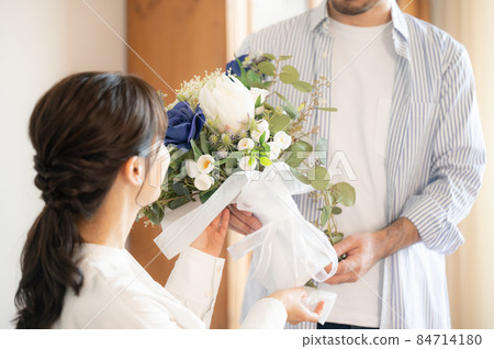 A scene where a couple hands a flower A scene where a couple hands a flower 84714180