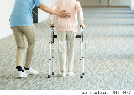 Long-term care senior female caregiver shooting cooperation: LINK FOREST 84714487