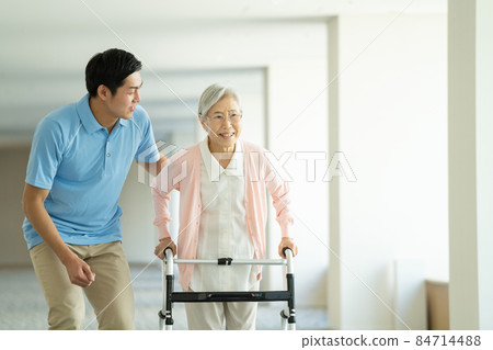 Long-term care senior female caregiver shooting cooperation: LINK FOREST 84714488