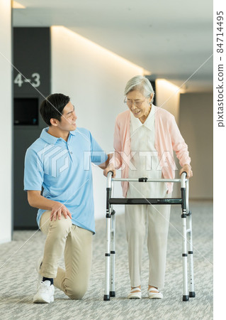 Long-term care senior female caregiver shooting cooperation: LINK FOREST 84714495