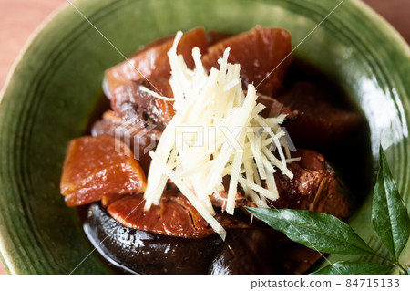 Buri daikon made from boiled yellowtail ara Buri daikon made from boiled yellowtail ara 84715133
