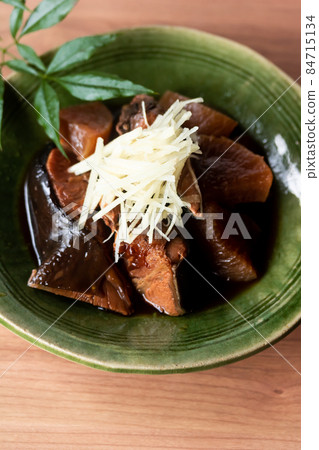 Buri daikon made from boiled yellowtail ara Buri daikon made from boiled yellowtail ara 84715134