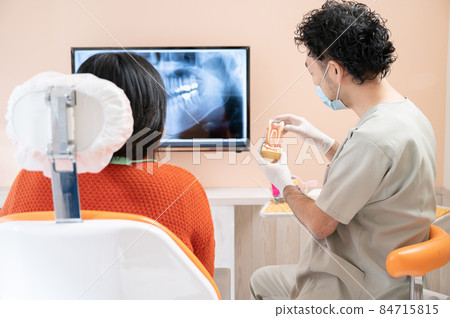 醫生在牙科診所使用模型向患者解釋 醫生在牙科診所使用模型向患者解釋 84715815
