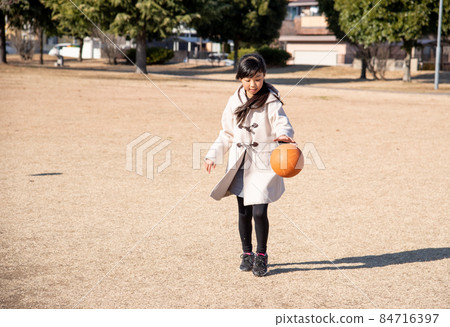 打球的小學女孩在公園 84716397