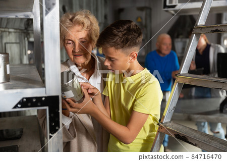Grandson and his grandmother solve another secret in quest room 84716470