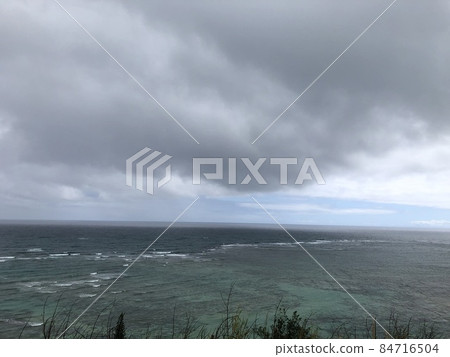 從夏威夷古蘭尼牧場看到的雨海 84716504