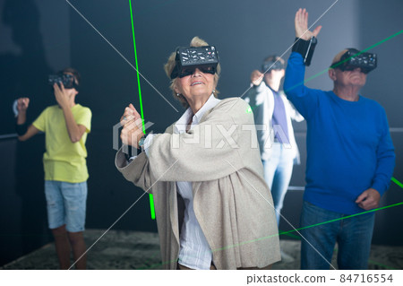 Family playing VR games together 84716554