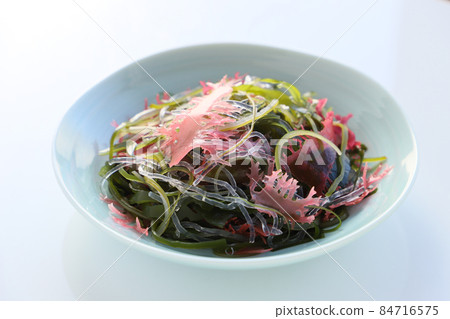 Seaweed salad 84716575