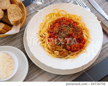 Spaghetti bolognese seasoned with aromatic dried herbs Spaghetti bolognese seasoned with aromatic dried herbs 84716736