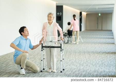 Caregiver Senior Care Facility Photographing Cooperation: LINK FOREST 84716872
