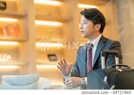 Businessman waiting in the hotel lobby CEO shooting cooperation "+ SHIFT NOGIZAKA" Businessman waiting in the hotel lobby CEO shooting cooperation "+ SHIFT NOGIZAKA" 84717469