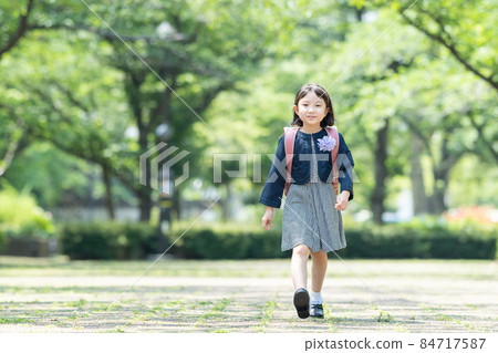 Elementary school girl entrance ceremony 84717587