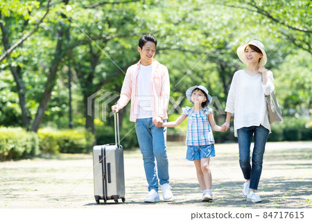 家庭旅行父母和孩子 84717615