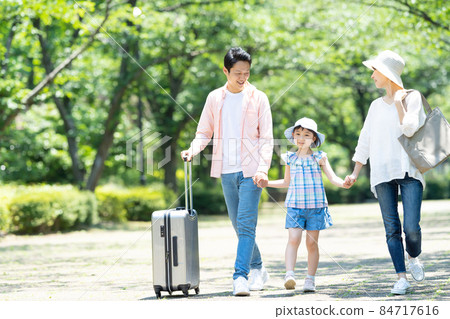 家庭旅行父母和孩子 84717616
