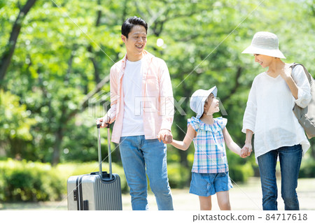 Family travel parent and child Family travel parent and child 84717618
