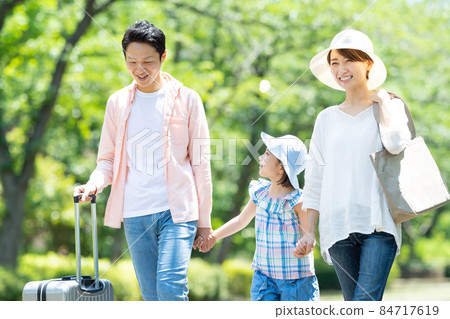 Family travel parent and child Family travel parent and child 84717619