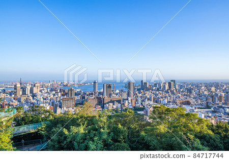 Kobe City, Hyogo Prefecture Venus Bridge and the cityscape of Kobe dyed in the setting sun 84717744