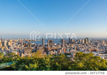 神戶市、神戶縣金星橋和被夕陽染紅的神戶市容 84717748