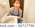 打掃廁所的女人微笑著 84717790