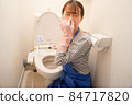 一個女人在擦馬桶，捏著鼻子 84717820